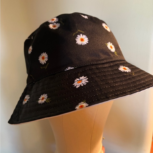 Alice + Olivia by Stacey Bendet Daisy reversible White Bucket Hat New - Picture 5 of 6